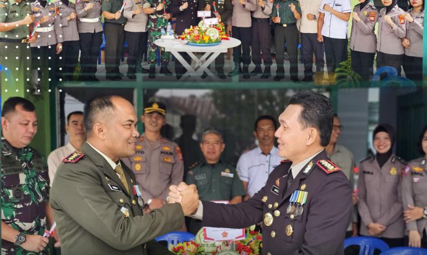 HUT TNI Ke - 78 Kapolresta Bengkulu Berikan Kejutan Kepada Dandim 0407/Kota Bengkulu