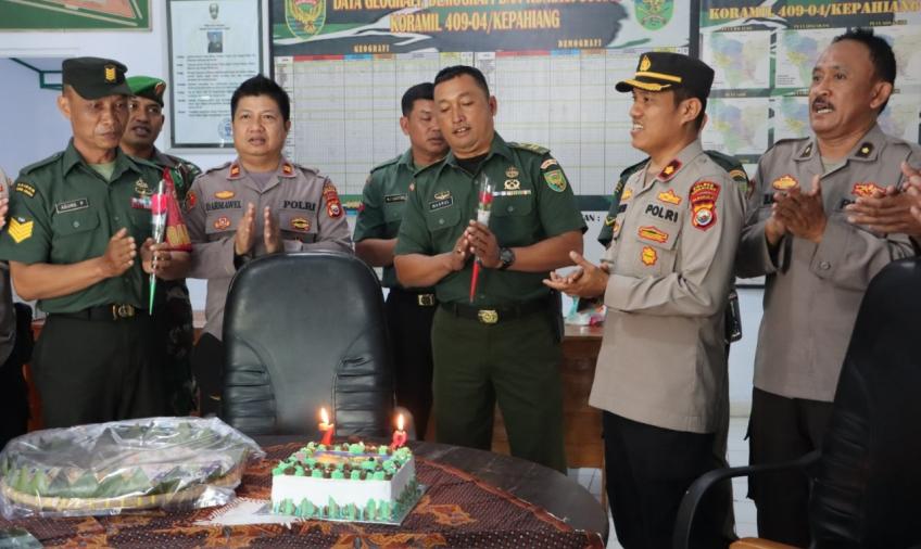 Soliditas TNI- Polri, Polres Kepahiang Berikan Kejutan HUT TNI