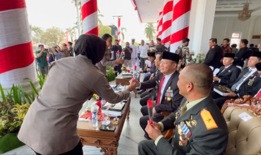 Solidaritas dan Sinergitas TNI- Polri, Polresta Bengkulu Berikan Bunga Sebagai Ucapan HUT TNI Ke-78 