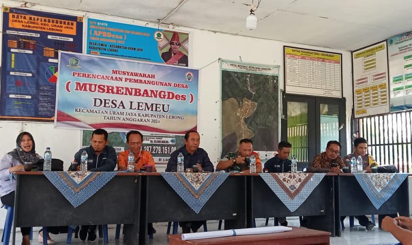 Bhabinkamtibmas Polsek Lebong Utara Ikuti Monev dan Musrenbangdes di Desa Lemeu