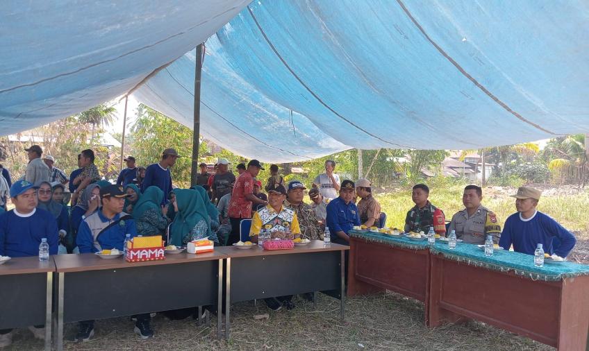 Bhabinkamtibmas Polsek Lebong Utara Ikuti Panen Perdana MT2 di Desa Nangai Tayau I