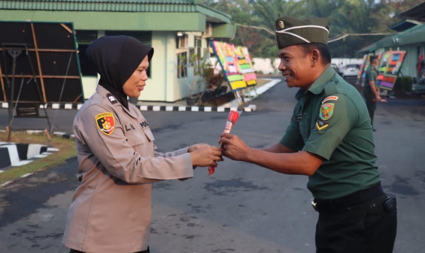 Gruduk Kodim 0408 BS/K, Polwan Polres Bengkulu Selatan, Berikan Bunga Ucapan HUT TNI ke 78 