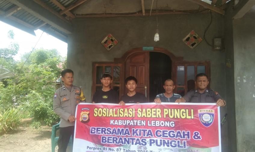 Personel Polsek Lebong Tengah Sosialisasikan Saber Pungli di Desa Karang Anyar