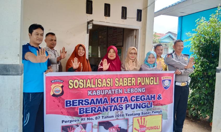 Personel Polsek Lebong Atas Sosialisasikan Saber Pungli di SD Tik Tebing