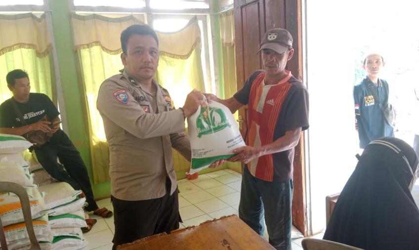 Bhabinkamtibmas Polsek Lebong Selatan Dampingi Penyaluran Bantuan Beras di Desa Kota Donok