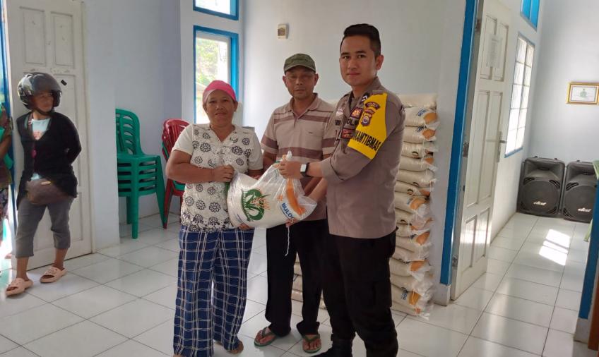 Bhabinkamtibmas Polsek Lebong Selatan Dampingi Penyaluran Bantuan Beras di Desa  Tik Jeniak dan Kelurahan Turang Lalang