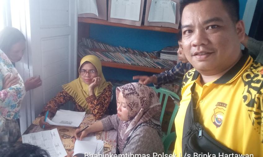 Bhabinkamtibmas Polsek Lebong Selatan Dampingi Penyaluran Bantuan Beras di Desa Manai Blau dan Kelurahan Mubai