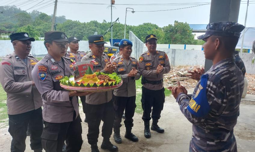 Tumpeng HUT TNI Ke-78 untuk  TNI AL Linau
