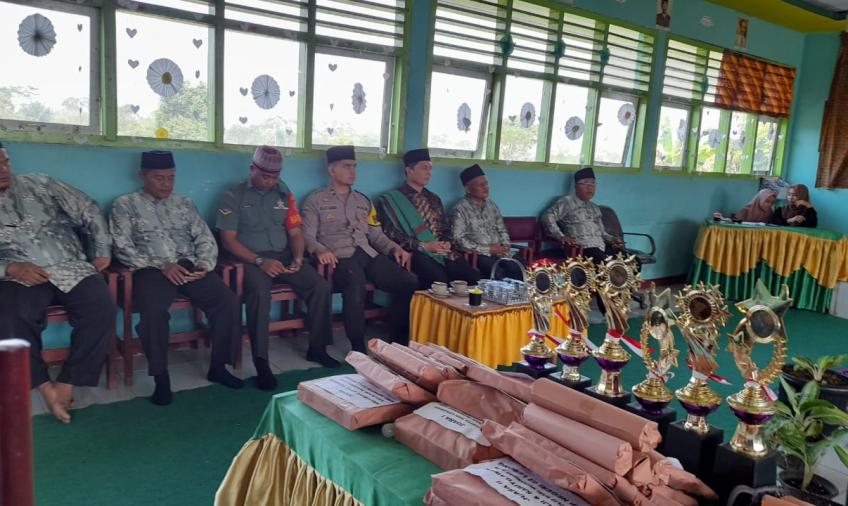 Bhabinkamtibmas Polsek Lebong Atas Hadiri Peringatan Maulid Nabi Muhammad SAW di SMPN 2 Lebong