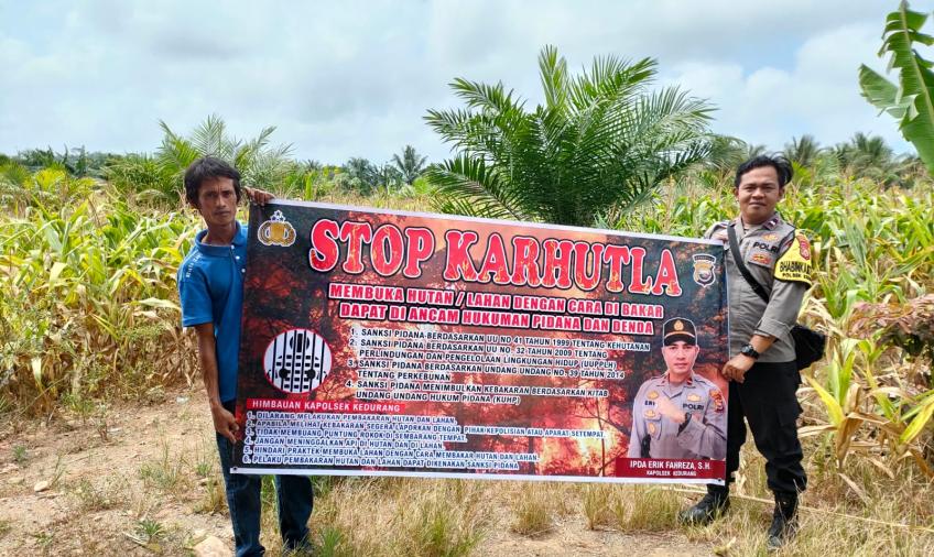 Bhabinkatibmas Polsek Kedurang Sambangi Warga, Sampaikan Imbauan Larangan Membakar Hutan dan Lahan