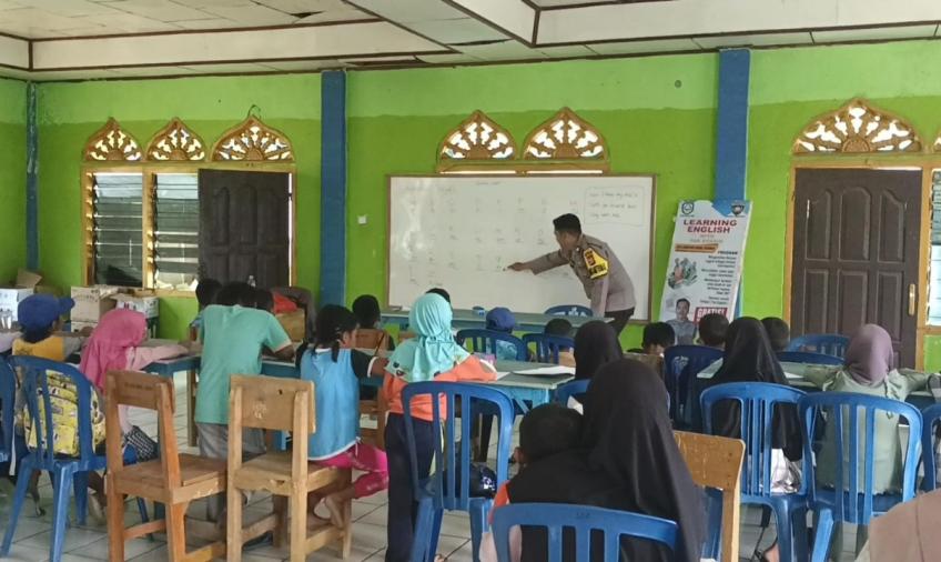 Tingkatkan Inovasi, Bhabinkamtibmas Polres Kepahiang Laksanakan Program Learning English With Pak Bhabin
