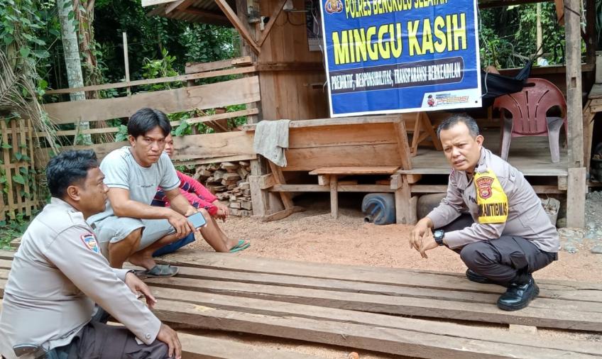 Audiensi Curhatan Secara Langsung Bhabin Polri dengan Warga Binaannya, Polsek Pino Adakan Minggu Kasih di Kecamatan Pino