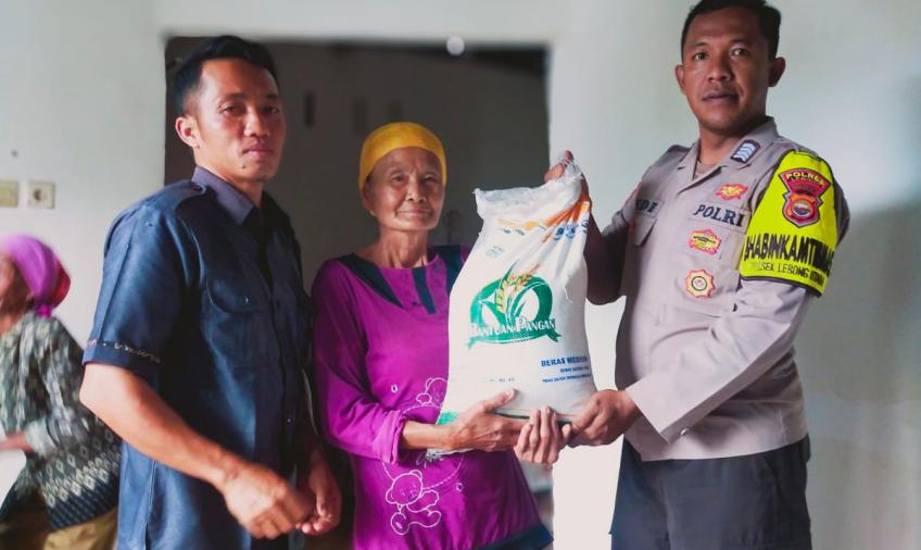 Bhabinkamtibmas Polsek Lebong Utara Dampingi Pendistribusian Beras Bantuan Pangan di Desa Pyang Mbik