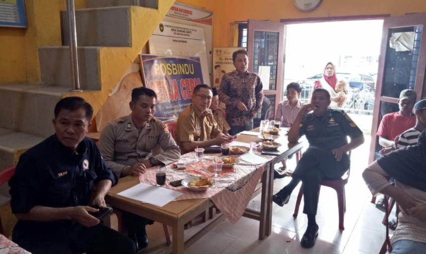 Bhabinkamtibmas Polsek Manna Menghadiri Musyawarah Penyaringan Ulang Penerima PKH desa Binaannya 