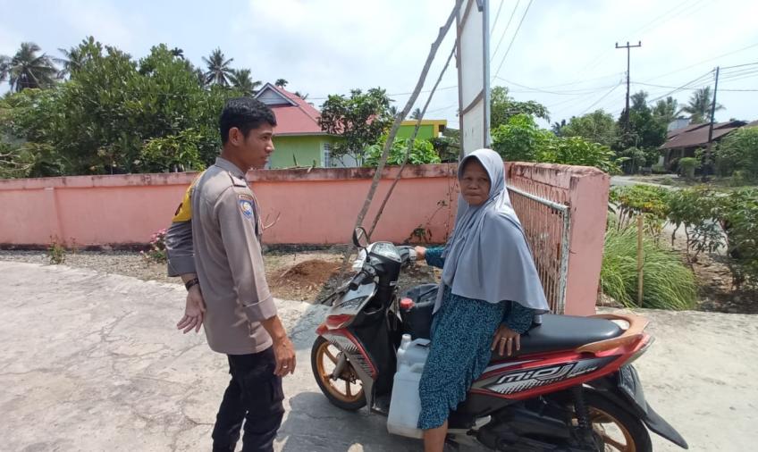 Tidak Menggunakan Helm Standar, Bhabinkamtibmas Polsek Manna Sampaikan Teguran Simpatik kepada Pengguna Sepeda Motor 