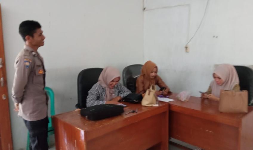 Bhabinkamtibmas Polsek Manna Sambangi Warga Desa Padang Manis Berikan Penyuluhan