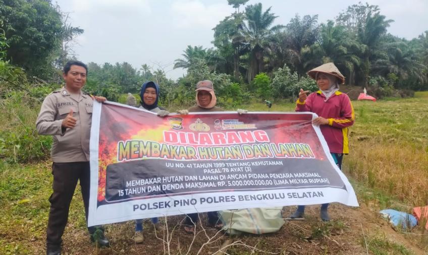 Bhabinkatibmas Polsek Pino Sambangi Warga dan Berikan Imbauan Cegah Karhutla