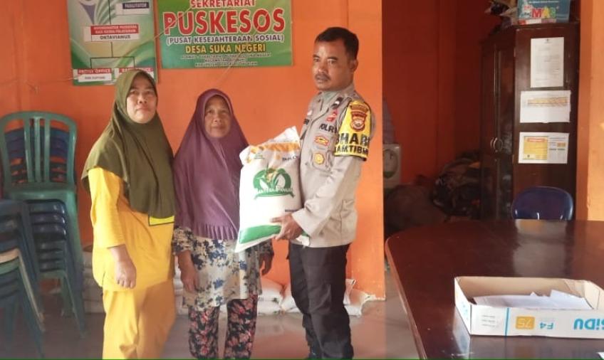 Bhabinkamtibmas Polsek Seginim Dampingi Dinas Ketahanan Pangan Distribusikan Beras Bantuan 