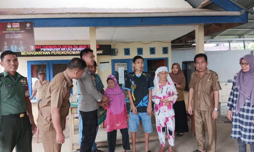 Bhabinkamtibmas Polsek Pino Hadiri Penyaluran BL-TDD Desa Talang Tinggi 