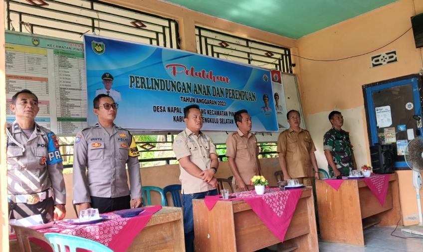 Bhabinkamtibmas Polsek Pino Raya Hadiri Kegiatan Sosialisasi Perlindungan Anak dan Perempuan di Desa Binaannya