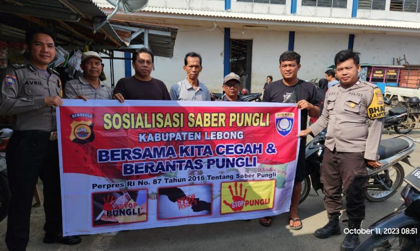 Personel Polsek Lebong Utara Sosialisasi Saber Pungli di Pasar Terminal