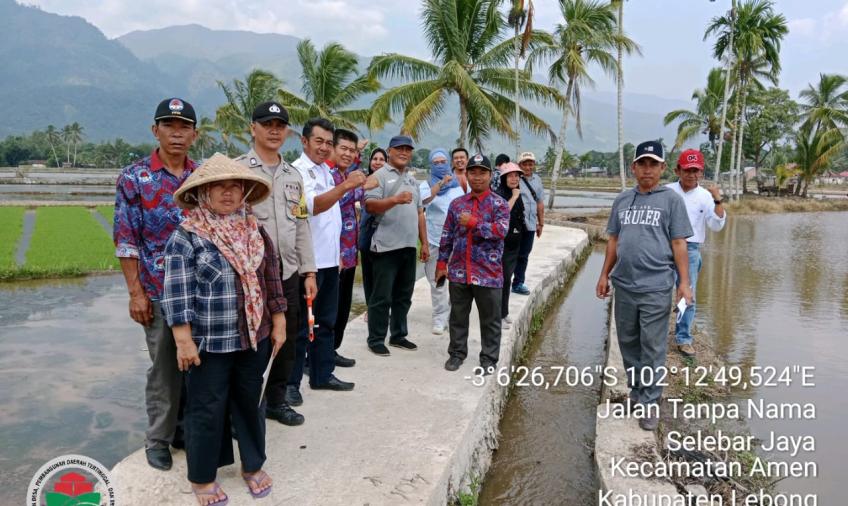Bhabinkamtibmas Polsek Lebong Utara Hadiri Monev JUT di Desa Talang Bunut