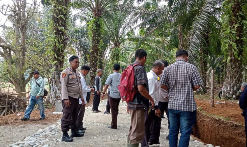Polsek Pino Menghadiri Sertifikasi Pembangunan Pembukaan Badan Jalan Ataran Tebat Ramau 