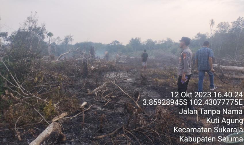 Datangi TKP Kebakaran Lahan di Desa Kuti Agung, Personel Polsek Sukaraja Sampaikan Imbauan 
