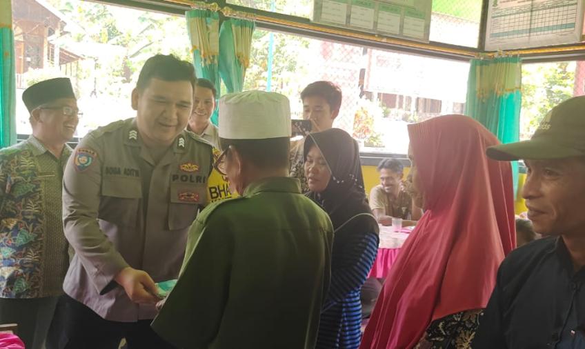 Dukung Program Desa, Bhabinkamtibmas Polsek Lebong Utara Hadiri Penyaluran BLT DD di Desa Sebelat Ulu