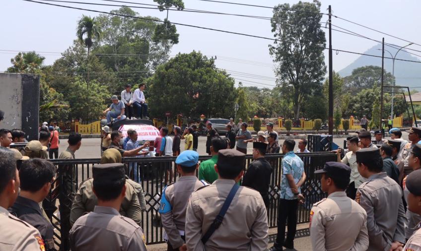 Polres Lebong Laksanakan Pengamanan Aksi Unjuk Rasa Formal