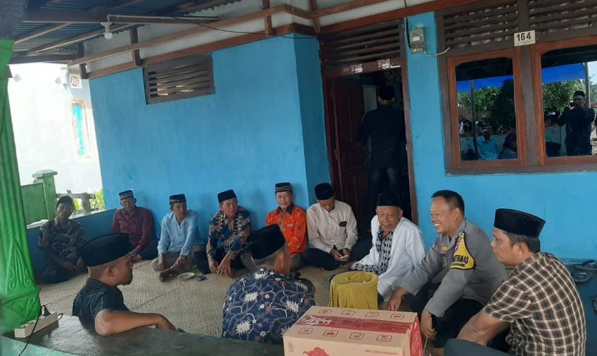 Belasungkawa, Bhabinkamtibmas Sambang Duka Warga Desa Binaannya 