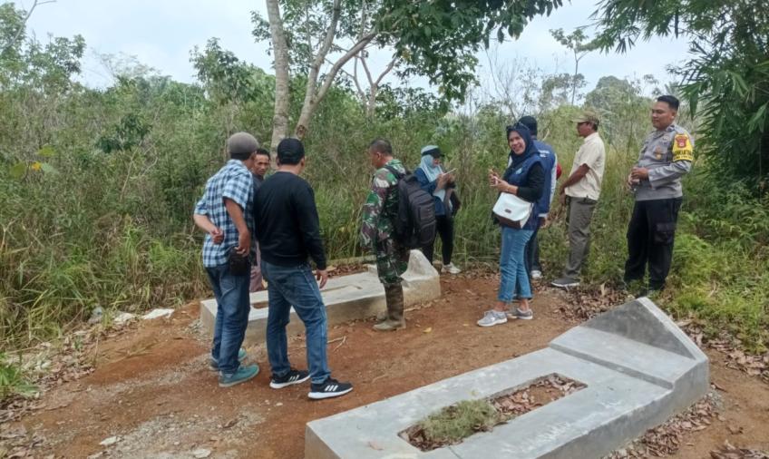 Kanit Binmas dan Bhabinkamtibmas Polsek Pino Raya Hadiri Survei Fisik Pembangunan Desa Karang Cayo 