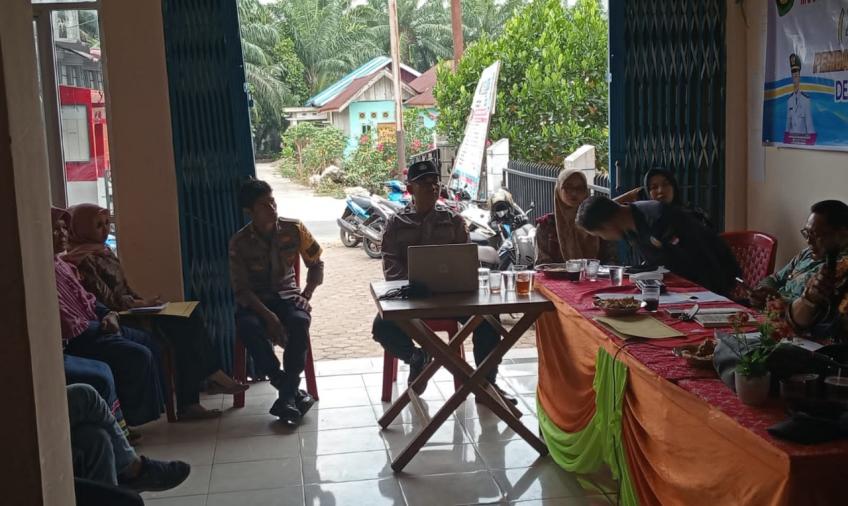 Bhabinkamtibmas Polsek Manna Menghadiri Kegiatan Rapat Penentuan Penerima Bantuan PKH di Desa Binaannya