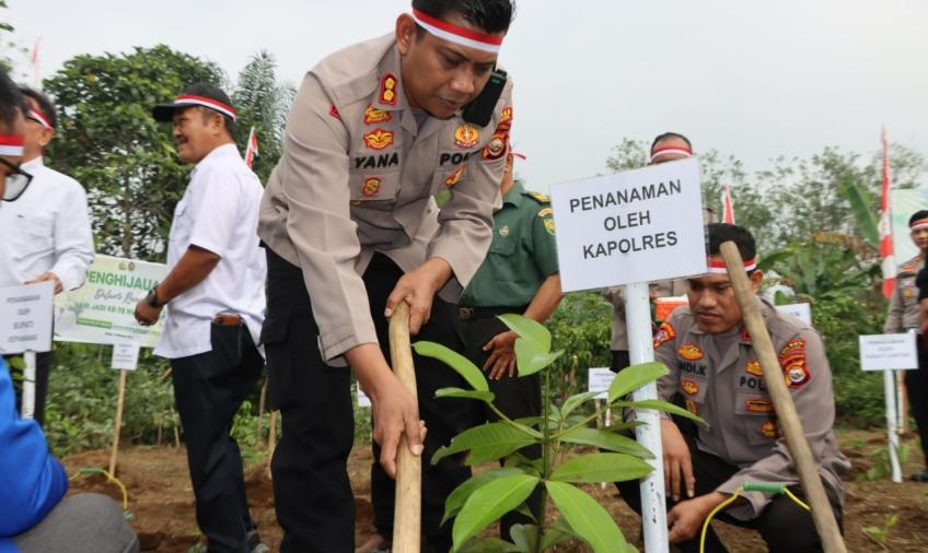 Meriahkan Hut Humas Polri, Polres Kepahiang Laksanakan Bakti Lingkungan Penanaman Pohon dan Penghijauan
