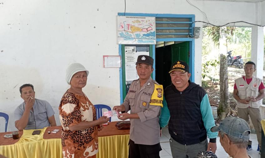 Bhabinkamtibmas Polsek Lebong Selatan Hadiri Penyaluran BLT DD di Desa Mangkurajo dan Desa Sukasari