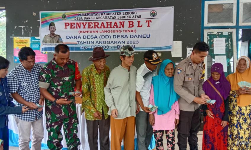 Bhabinkamtibmas Polsek Lebong Atas Hadiri Penyaluran BLT DD di Desa Daneu