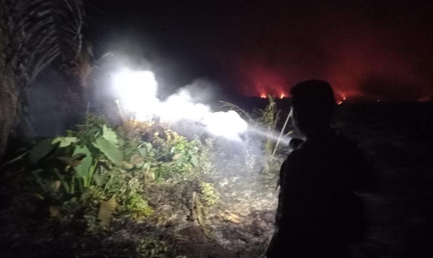 Polsek Talo Lakukan Pengecekan Lokasi dan Bantu Padamkan Kebakaran Lahan Gambut   
