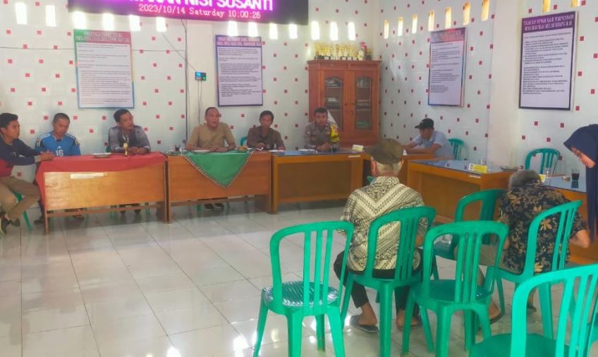 Briptu Apri S Hadiri Kegiatan Sertifikasi Fisik Pembuatan Badan Jalan Tahun 2023 di Desa Suka Raja 