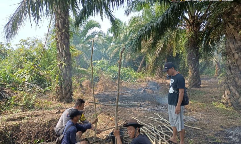 Sambangi Warga, Bhabinkatibmas Polsek Pino Raya Berikan Imbauan Cegah Terjadinya Karhutla