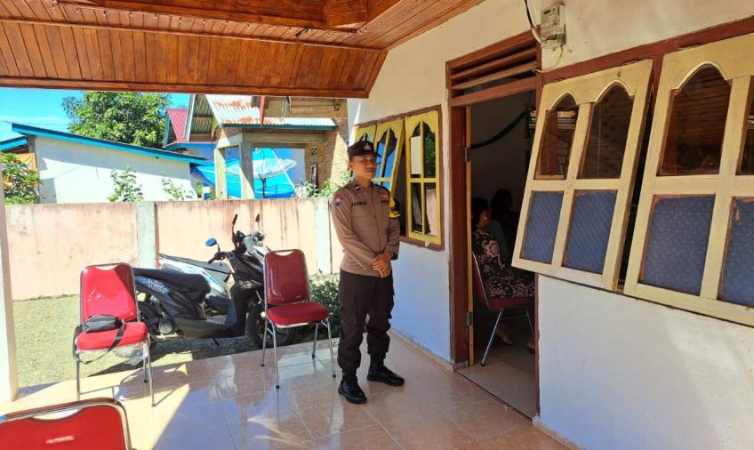 Babinkamtibmas Polsek Seginim Laksanakan Pengamanan di Gereja, Ciptakan Kenyamanan Beribadah