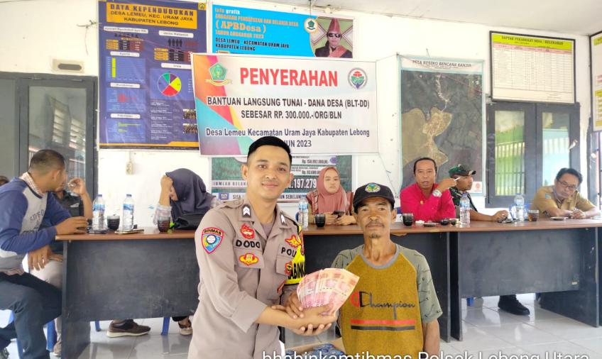 Bhabinkamtibmas Polsek Lebong Utara Hadiri Penyaluran BLT DD di Desa Lemeu