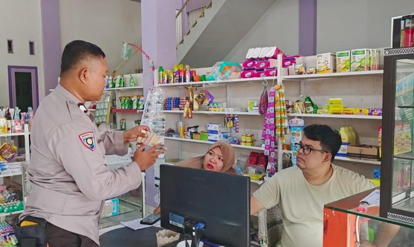 Kanit Binmas Polsek Manna Sosialisasi dan Sampaikan CBP Rupiah di Desa Binaannya