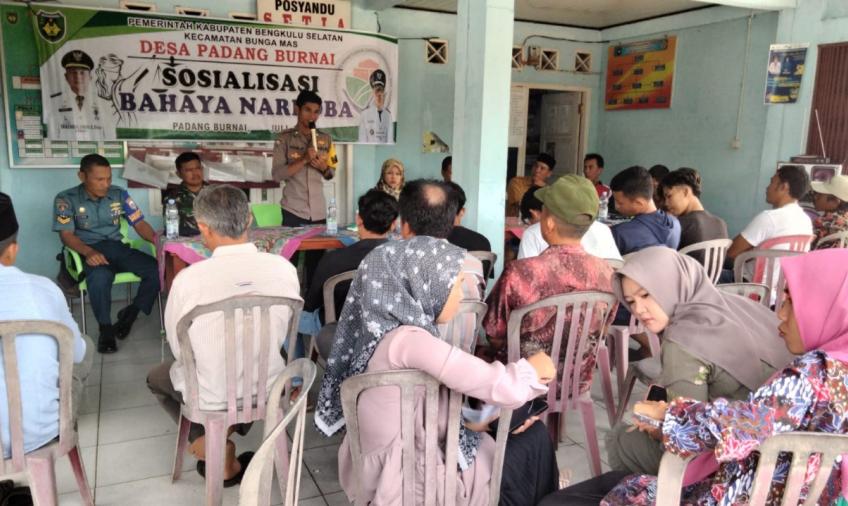 Bhabinkamtibmas Polsek Manna Sambangi Warga Desa Binaanya, Hadiri Kegiatan Sosialisasi Bahaya Narkoba
