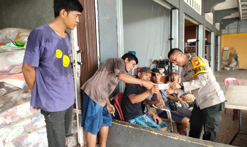 Bhabinkamtibmas Polsek Kedurang Sosialisasi dan Sampaikan Cinta Bangga Paham Rupiah di Desa Sukarami