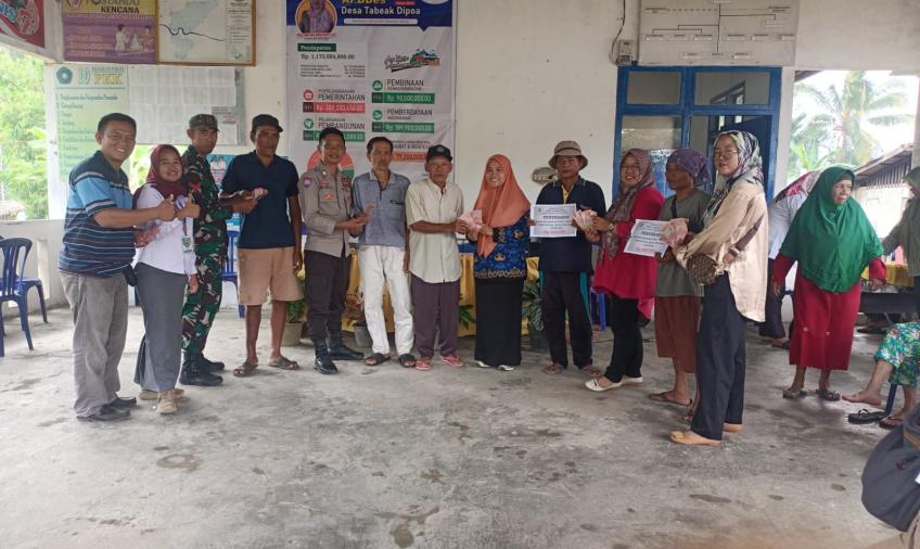 Sambang, Bhabinkamtibmas Polsek Lebong Tengah Hadiri Penyaluran BLT DD di Desa Tabeak Dipoa