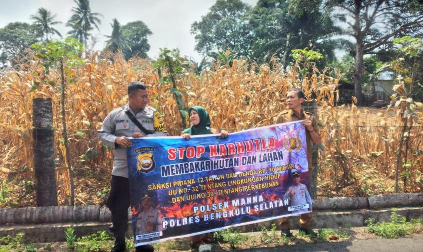 Cegah Terjadinya Karhutla Ataupun Pemukiman, Bhabinkatibmas Polsek Manna Sambangi Warga Sampaikan Imbauan