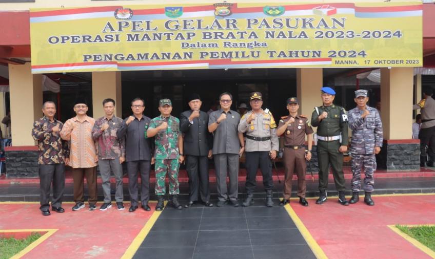 Kapolres Bengkulu Selatan Pimpin Apel Gelar Pasukan Operasi Mantap Brata 2023-2024 