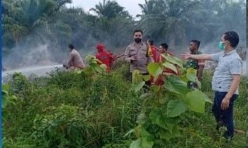 Personel Polsek Muara Bangkahulu Datangi Kebakaran Lahan