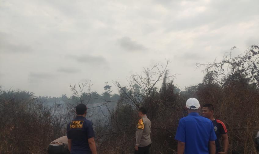 Polsek Kota Manna  Respon Cepat Laporan Kebakaran Lahan Dipinggir Jalan Desa Gunung Ayu