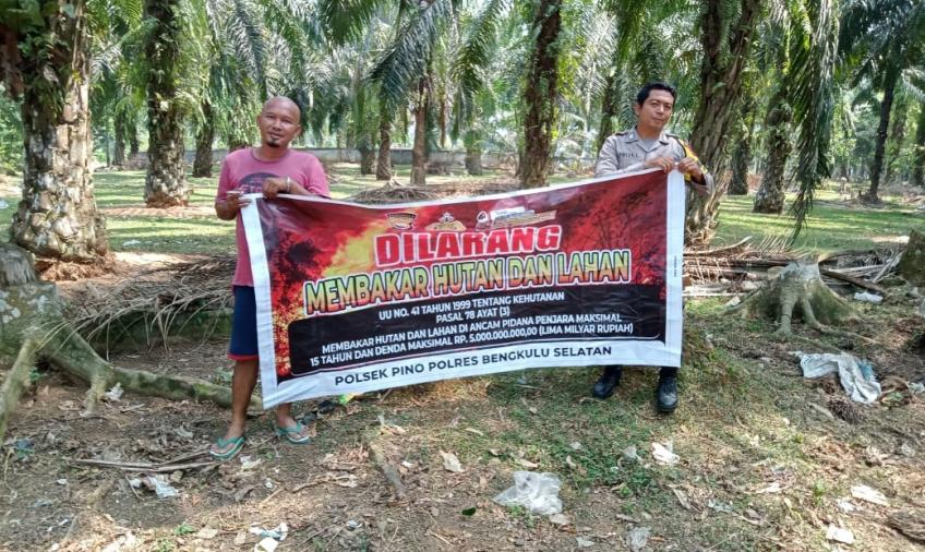BhabinkaMtibmas Polsek Pino Sambangi Warga dan Berikan Imbauan Agar Mencegah Terjadinya Karhutla Ataupun Pemukiman